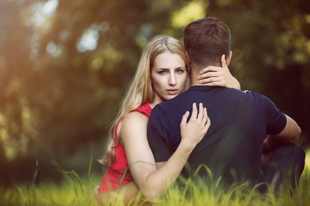 Paisaje de montaña, pareja dándose un abrazo