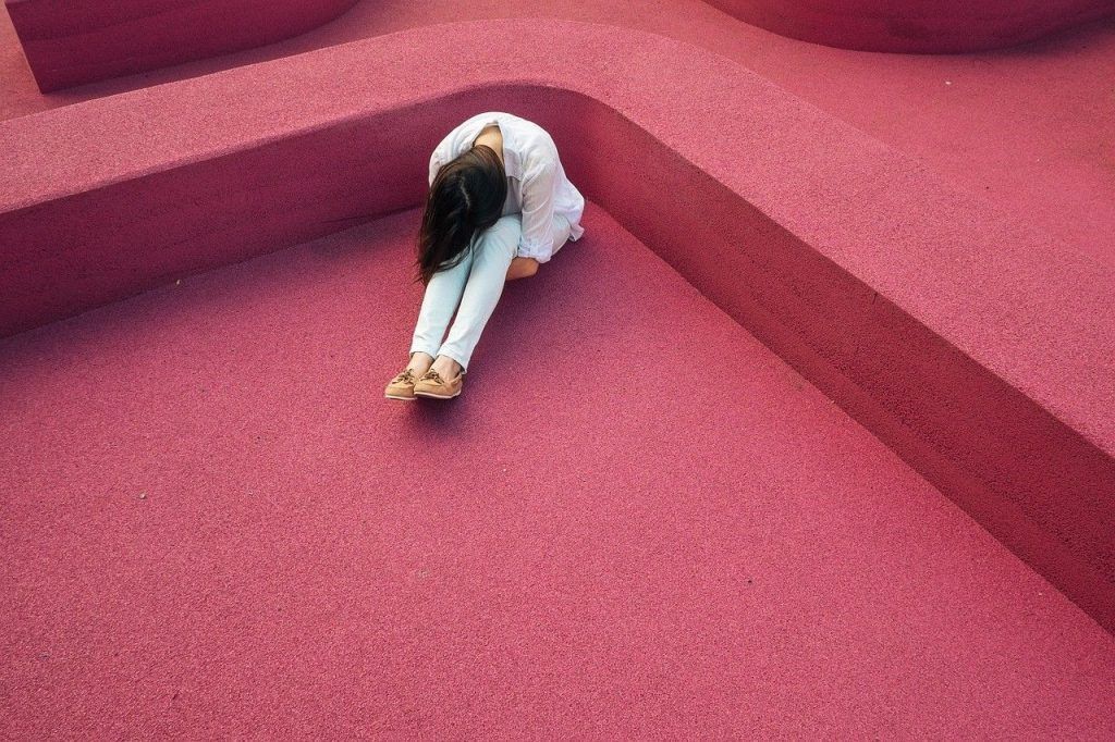 Imagen que contiene fondo rojo, mujer, doblada